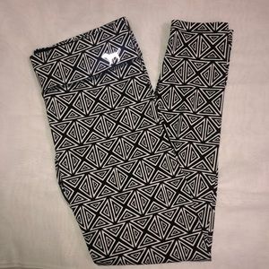 Victoria’s Secret Pink Geometric Black and White Yoga Leggings Medium